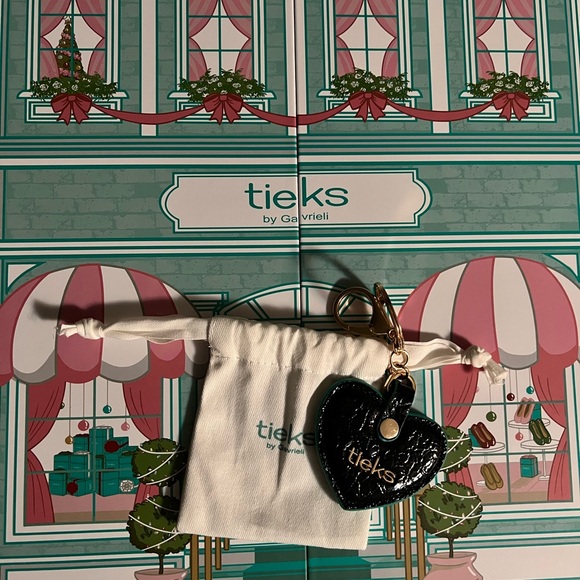 Tieks Obsidian Black Heart Keychain from advent calendar day 1 - Picture 5 of 5